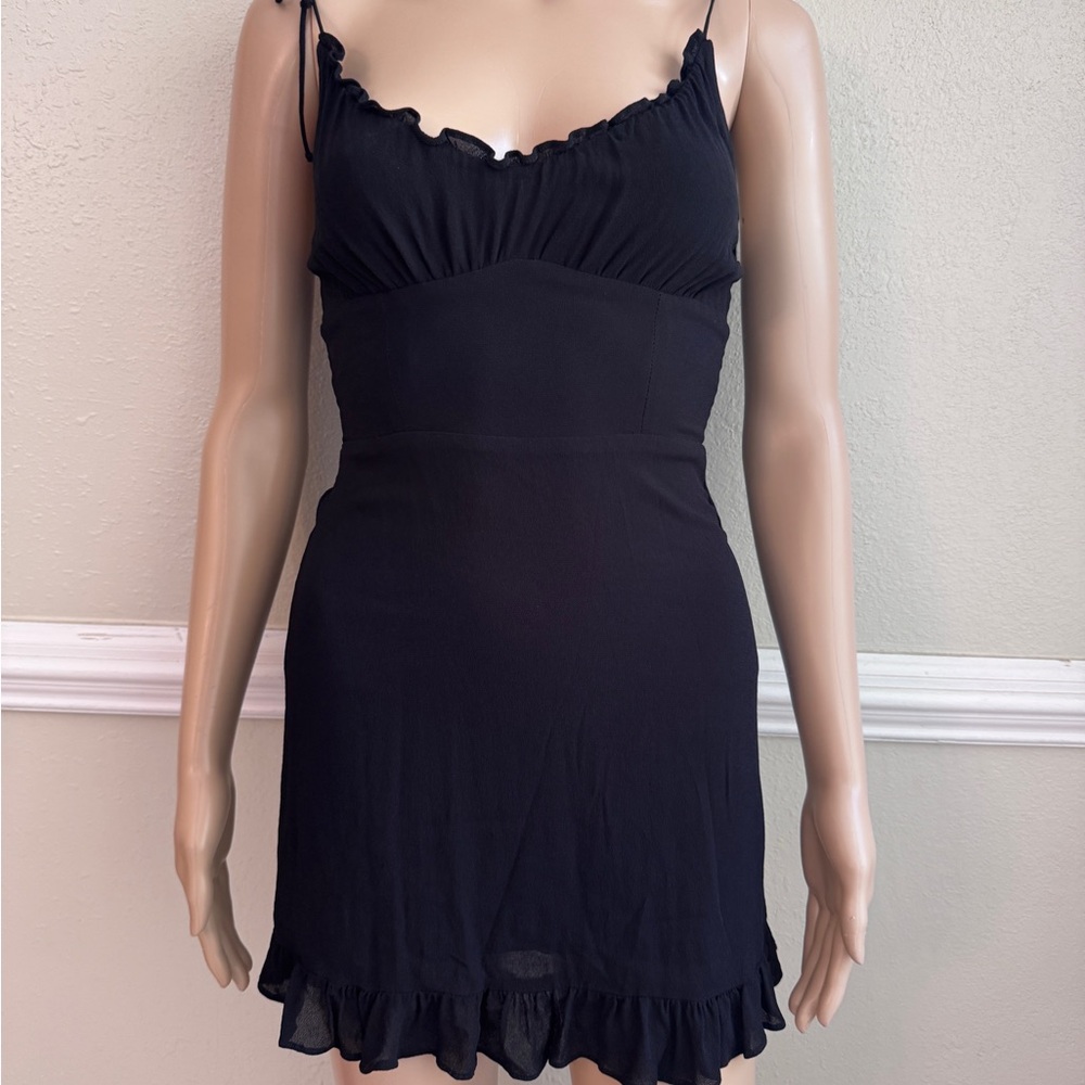 Reformation Black Ruffled 𝐌𝐈𝐍𝐈 𝐃𝐑𝐄𝐒𝐒 𝐒𝐈𝐙𝐄 𝟒 𝐋𝐈𝐊𝐄 𝐍𝐄𝐖 - Picture 3 of 10
